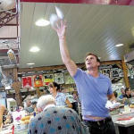 Lire la suite à propos de l’article L’ambiance d’ovalie danse sur le zinc de “Bebelle”