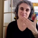 Lire la suite à propos de l’article Covid-19 : la langue des signes s’impose à la télévision