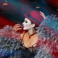 Sous les paillettes l&rsquo;esprit libre du cabaret