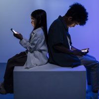 Réseaux sociaux : est-il efficace de les interdire aux moins de 15 ans ?